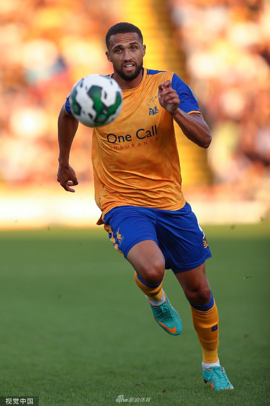 德比郡球员高高跃起霸气头球攻门，身体舒展如弓，眼神死死锁定来球方向，防守球员奋力仰身干扰却难以阻挡这记雷霆万钧的冲击