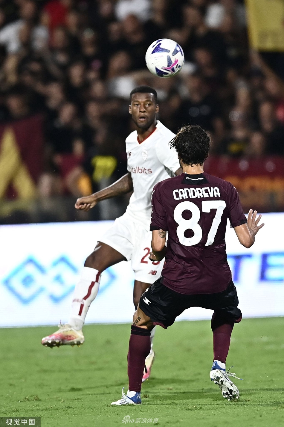 罗马新援迪巴拉带球突破，萨勒尼塔纳防守球员紧追不舍寸步不让