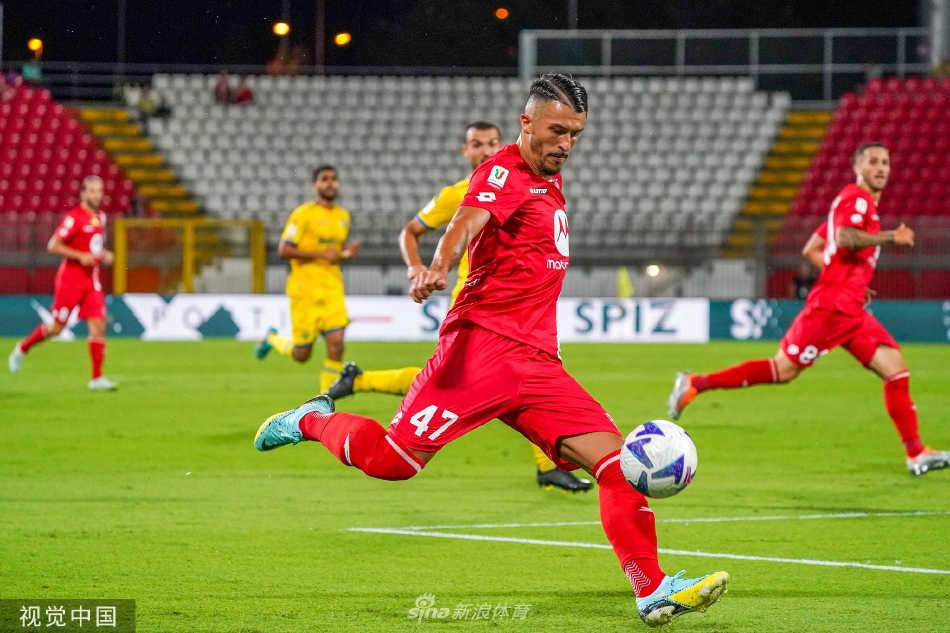 蒙扎主教练在场边神情专注，大声呼喊指挥队员跑位，双手激动地比划着战术。