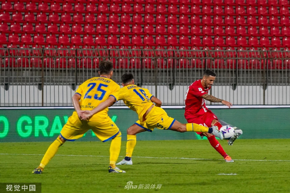 蒙扎门将飞身侧扑，单掌将对手势在必得的射门托出横梁，力保球门不失。