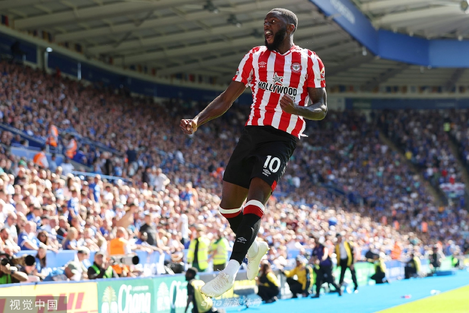 布伦特福德前锋伊万·托尼高高跃起，力压莱斯特城后卫，将球狠狠顶入网窝，展现了他作为空霸的绝对统治力。