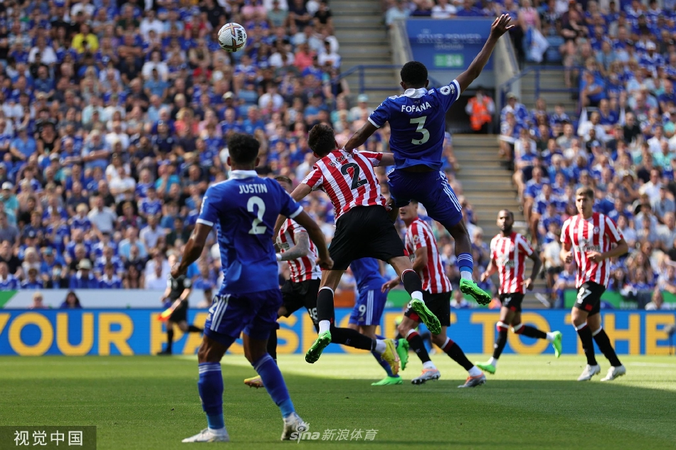 布伦特福德球员瓦伦蒂诺·延森轰入世界波后激动滑跪，在草皮上留下长长的痕迹，客队球迷看台背景里是一片欢腾的海洋。