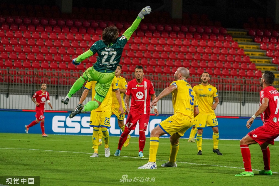 蒙扎球员打入制胜球后滑跪庆祝，身后是激动万分、张开双臂飞奔而来的队友。