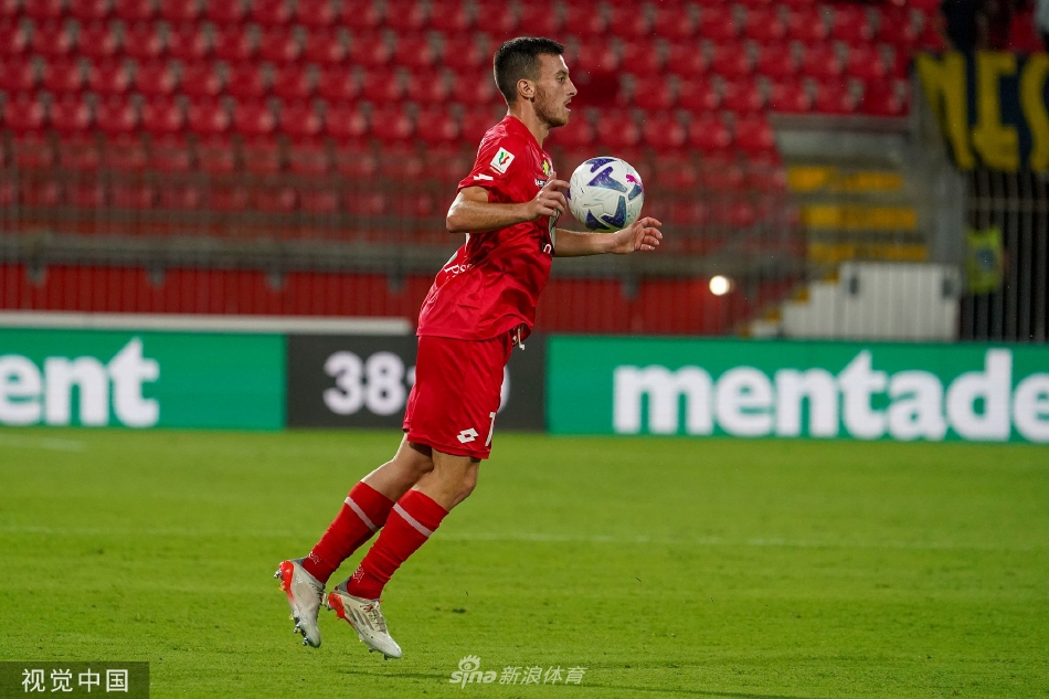 比赛结束后，蒙扎全队手搭肩膀围成一圈，在球场中央互相鼓舞，庆祝这场艰难的胜利。