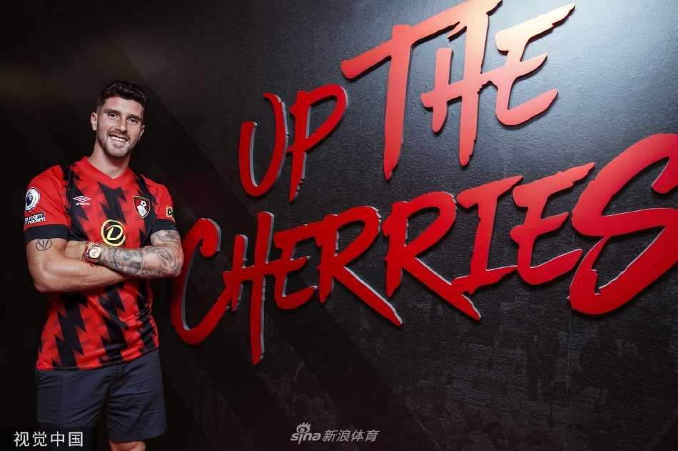 签约桌上，塞尔西正专注地书写自己的名字，钢笔尖下是一份承载着未来期望的合同