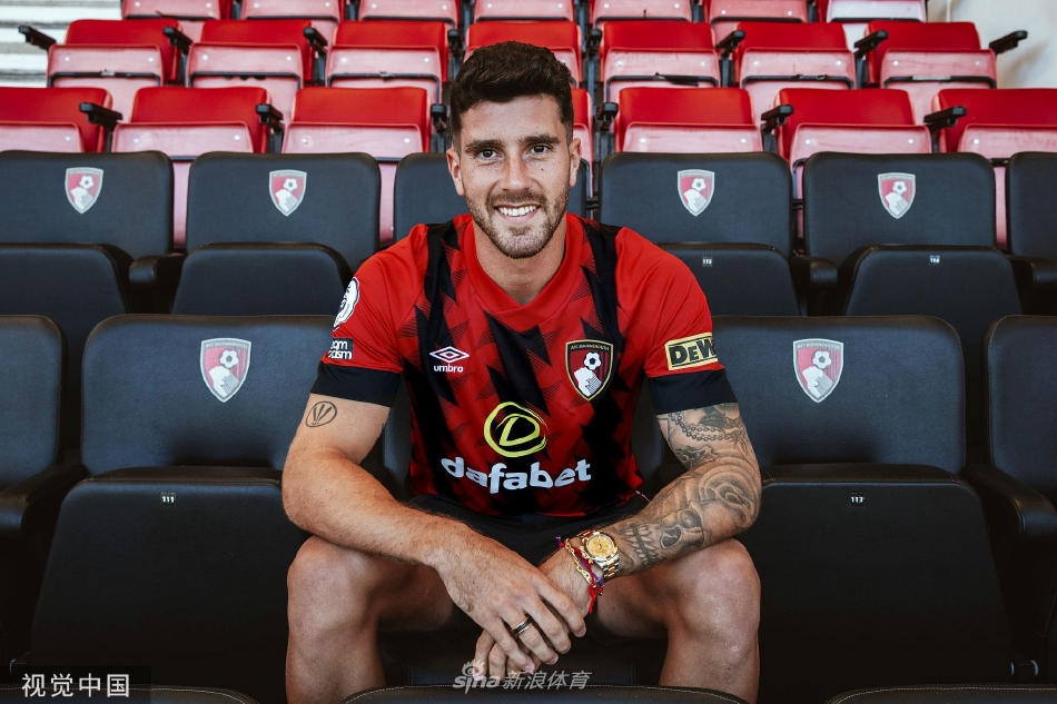 塞尔西与伯恩茅斯主教练亲切握手，双方眼神坚定，充满对合作成功的信心