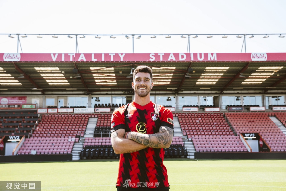 仪式现场全景，背景是伯恩茅斯队徽旗帜，塞尔西与各方代表共同定格这一历史瞬间