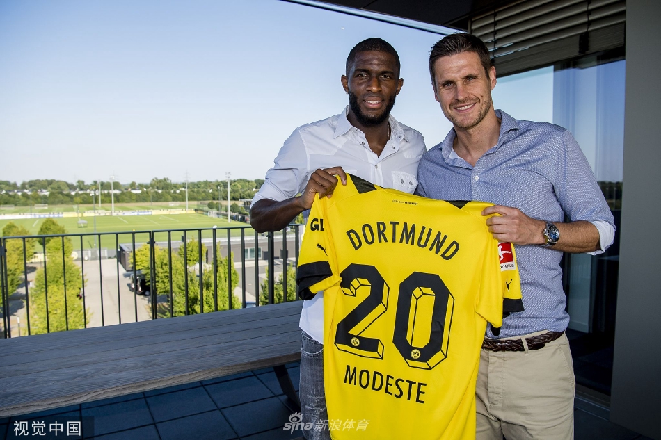 莫德斯特在训练场上首次身穿多特蒙德训练服，与助理教练认真进行战术交流