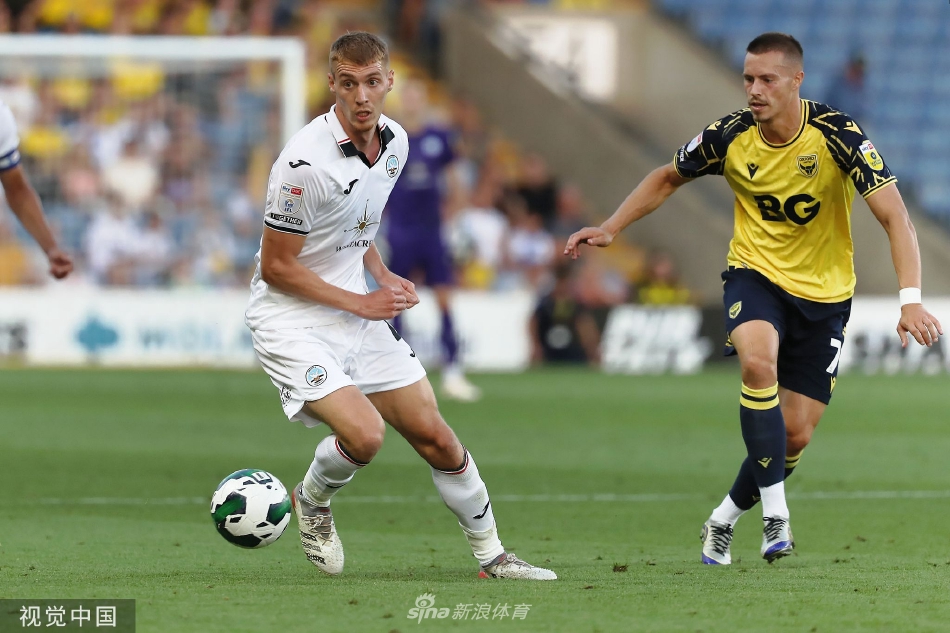 牛津联门将飞身扑救，手臂极力伸展，指尖几乎触碰到飞向死角的皮球