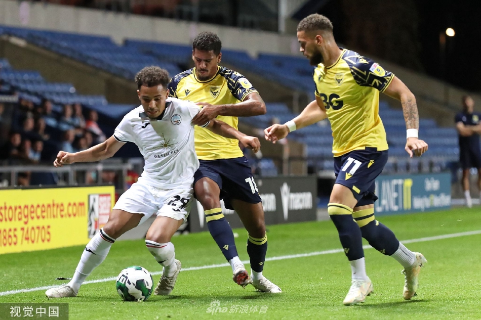 牛津联球员围成一圈相互鼓劲，眼神坚定，准备进行最终的点球决战