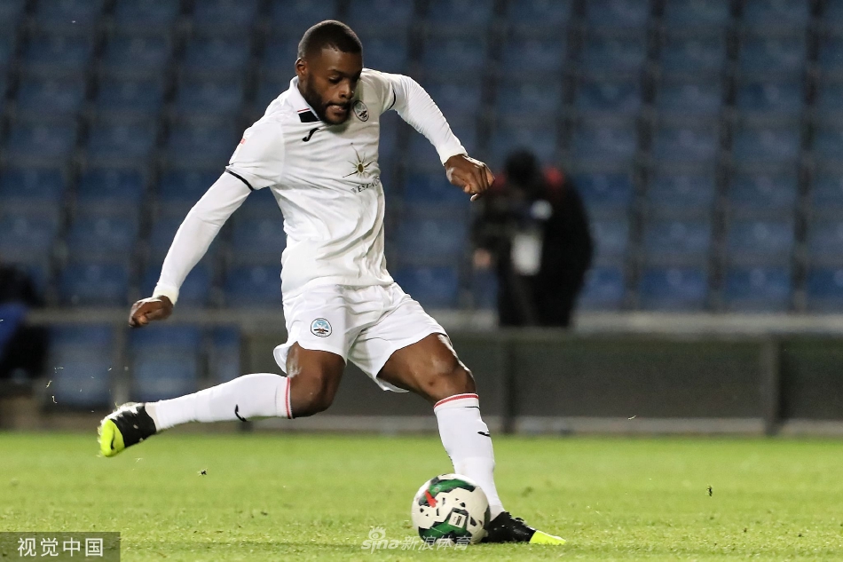 绝平功臣卡梅伦·布朗恩被队友们团团抱住，全队沉浸在难以置信的狂喜之中