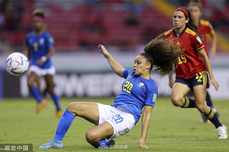 西班牙门将飞身侧扑，身体完全舒展如展翅雄鹰，指尖将势在必得的射门神奇托出横梁。