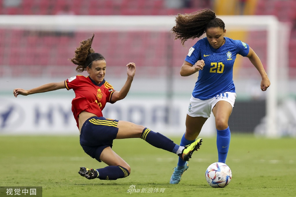 西班牙队员围拢庆祝进球，瞬间爆发的狂喜与紧紧相拥的身影，凝聚成团队力量的完美定格。