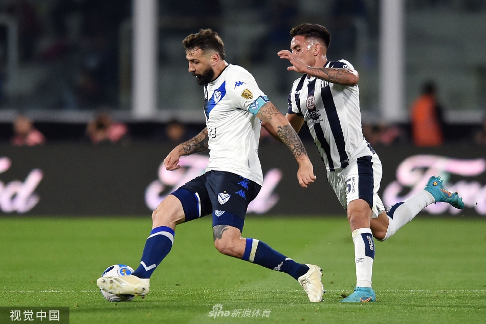 萨斯菲尔德门将飞身跃起，手臂极力伸展，在万众惊呼中将一记势大力沉的远射托出横梁，力保球门不失。