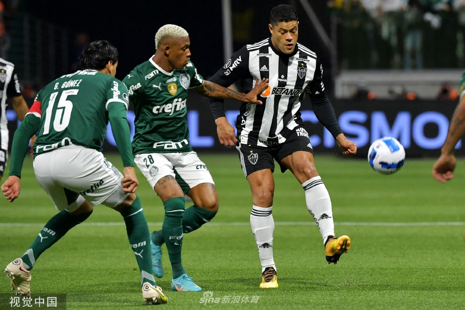 帕尔梅拉斯锋线尖刀如闪电般突入禁区，在对方后卫的紧密盯防下起脚劲射，足球仿佛一颗出膛的炮弹直飞球门死角。