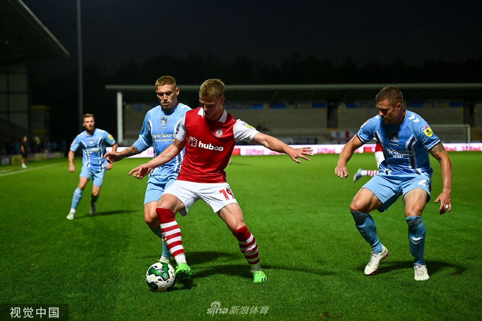 布里斯托尔城球员欢庆进球，他们簇拥在一起，手指向助攻的队友，脸上写满兴奋与团结。