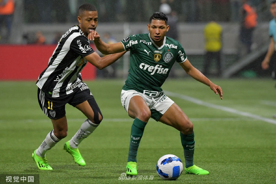 双方中场陷入白热化争夺，数名球员在草皮上寸土不让，飞身拼抢的瞬间定格了南美足球的激情与力量。