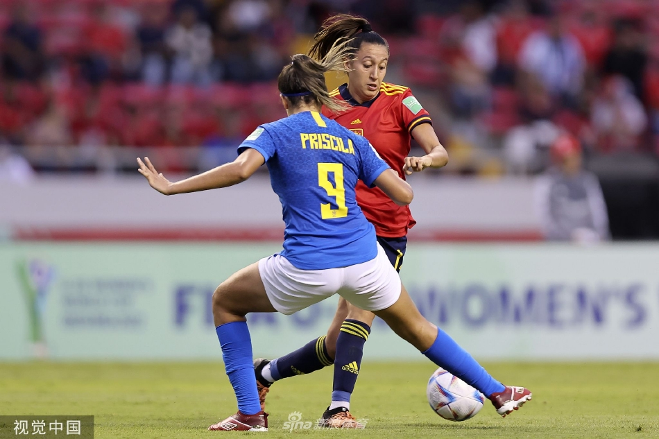 巴西10号球员舞动桑巴魔法，双脚宛若蝴蝶穿花，巧妙过人后准备送出致命直塞。