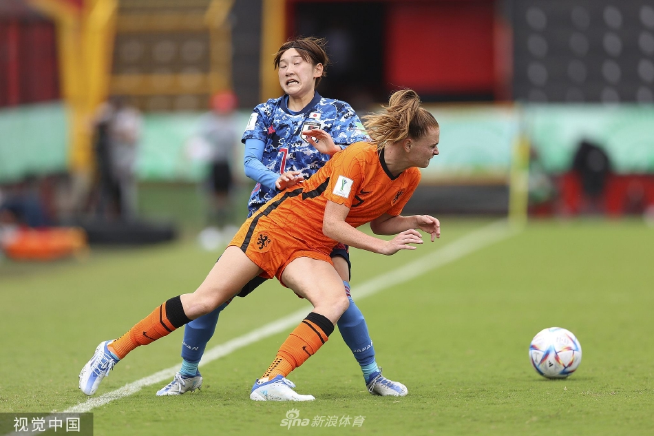 日本队九号前锋山本柚月冷静观察门将站位，起脚施射瞬间