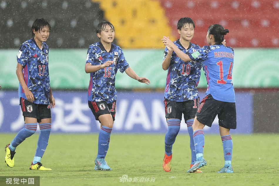 日本队后卫精准拦截荷兰队的长传进攻，破坏对手反击企图