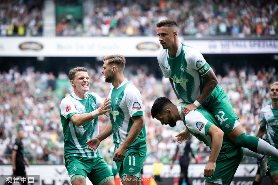 终场哨响，双方球员互相致意，既有激战后的疲惫，也流露出对对手的尊重，绿茵场上空灯光璀璨。