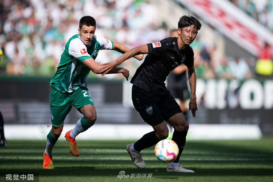 比赛最后时刻，不莱梅球员高高跃起，力压防守球员头球破门瞬间，皮球应声入网，门将望球兴叹。