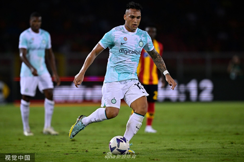 卢卡库力压后卫头球破门瞬间，肌肉线条紧绷展现绝对力量