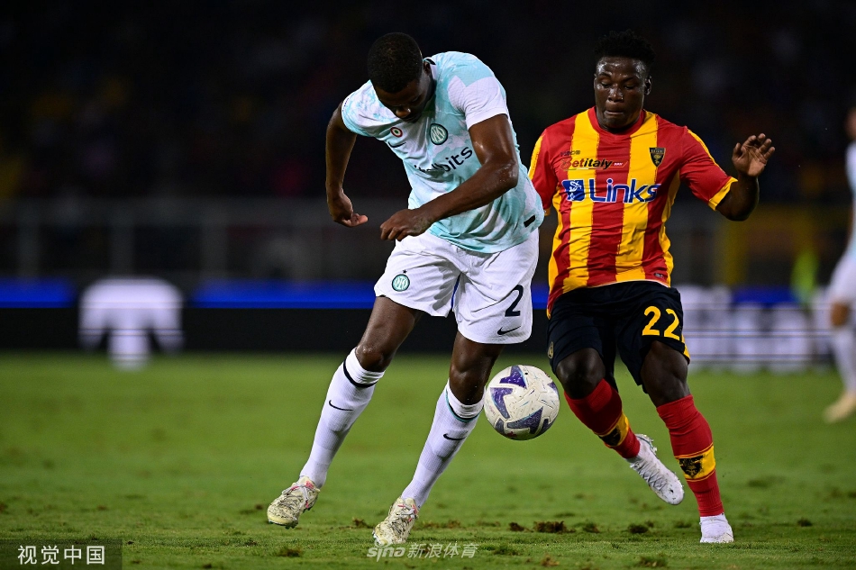 邓弗里斯进球后滑跪庆祝，在草皮上划出胜利的轨迹