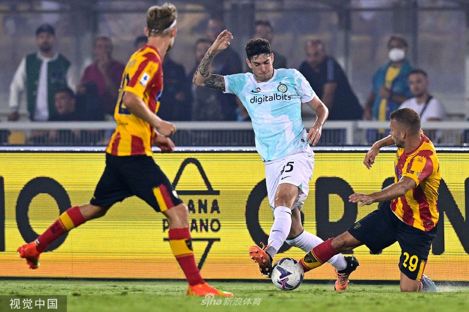 小因扎吉在场边紧握双拳指挥，眼神中充满对胜利的渴望