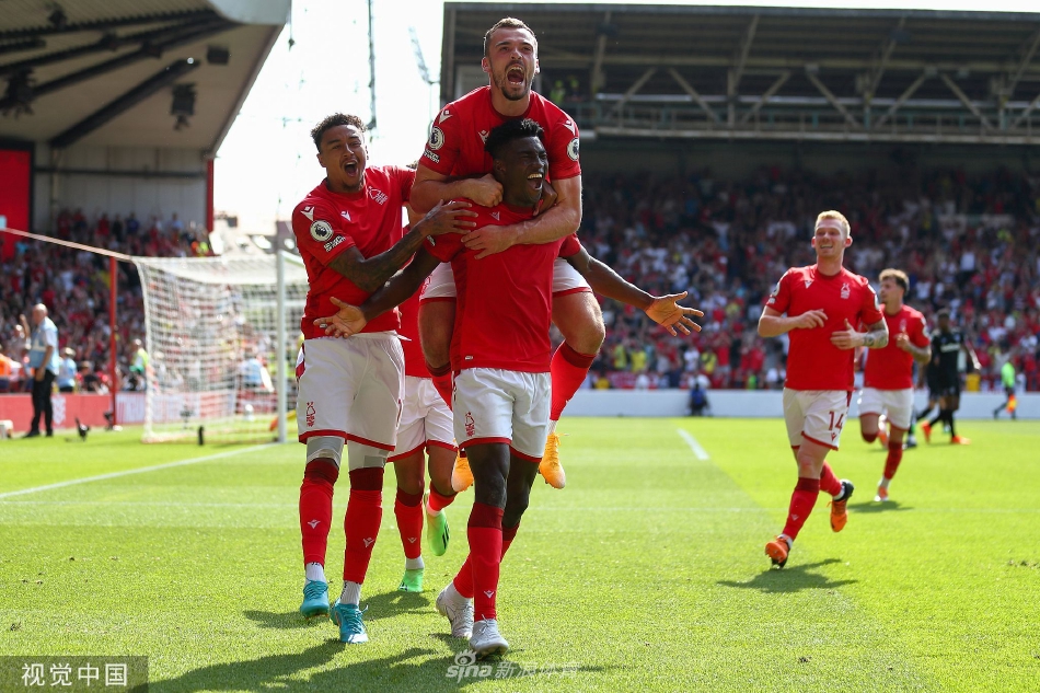 森林队主帅史蒂夫·库珀在场边紧握双拳激情呐喊，雨水打湿了他的头发与西装，眼神中充满坚定与执着