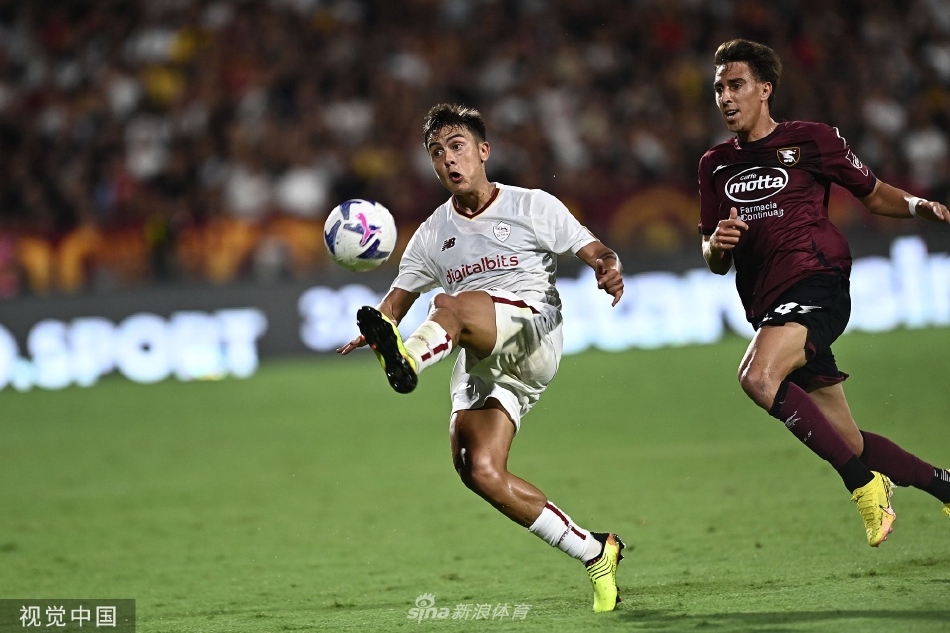 罗马主帅穆里尼奥在场边凝神注视，思考着下一步的战术调整