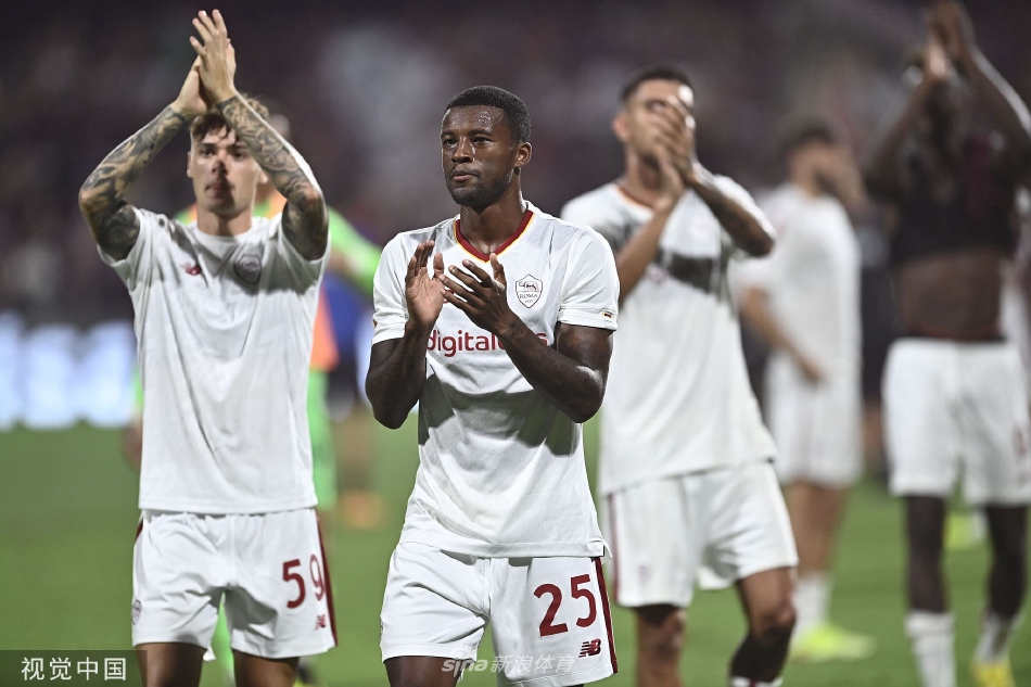 进球功臣克里斯坦特振臂怒吼庆祝，宣泄着为球队打破僵局的激情