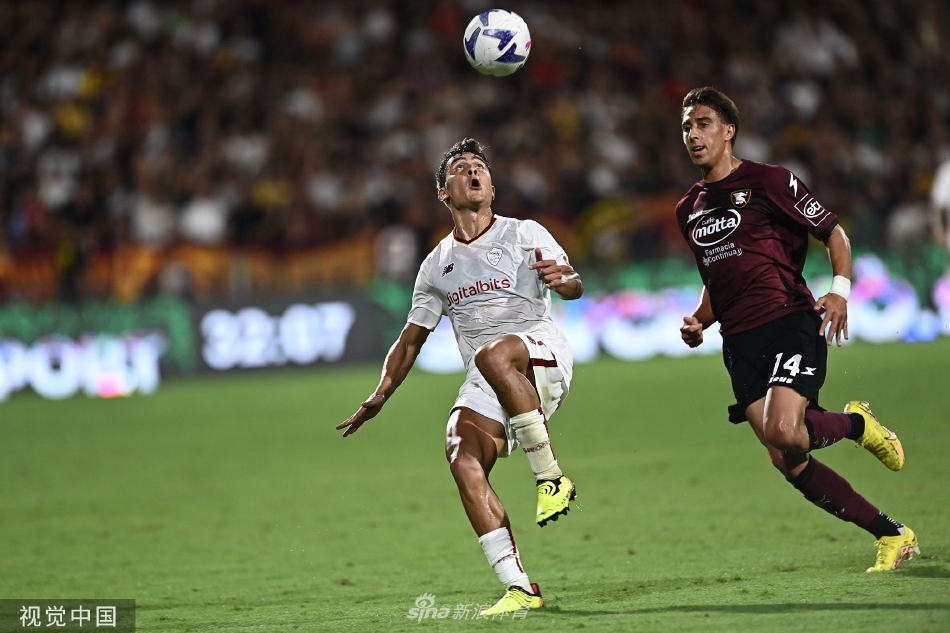 罗马球员与萨勒尼塔纳球员在中场展开激烈拼抢，足球在双方脚间快速转换