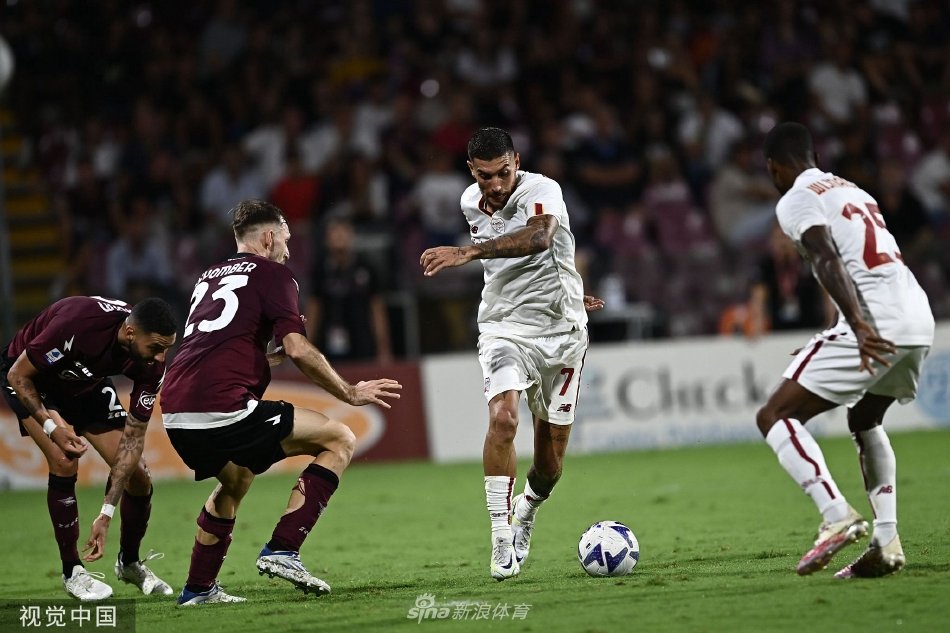 萨勒尼塔纳门将塞佩飞身扑救，单掌将罗马队势在必得的射门拒之门外