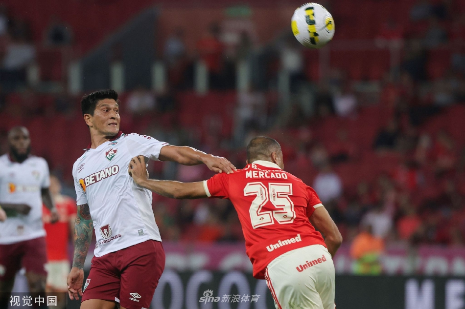 终场哨响，巴西国际队球员携手走向主场球迷看台，鼓掌致谢，看台上旗帜挥舞，场面温馨而壮阔。