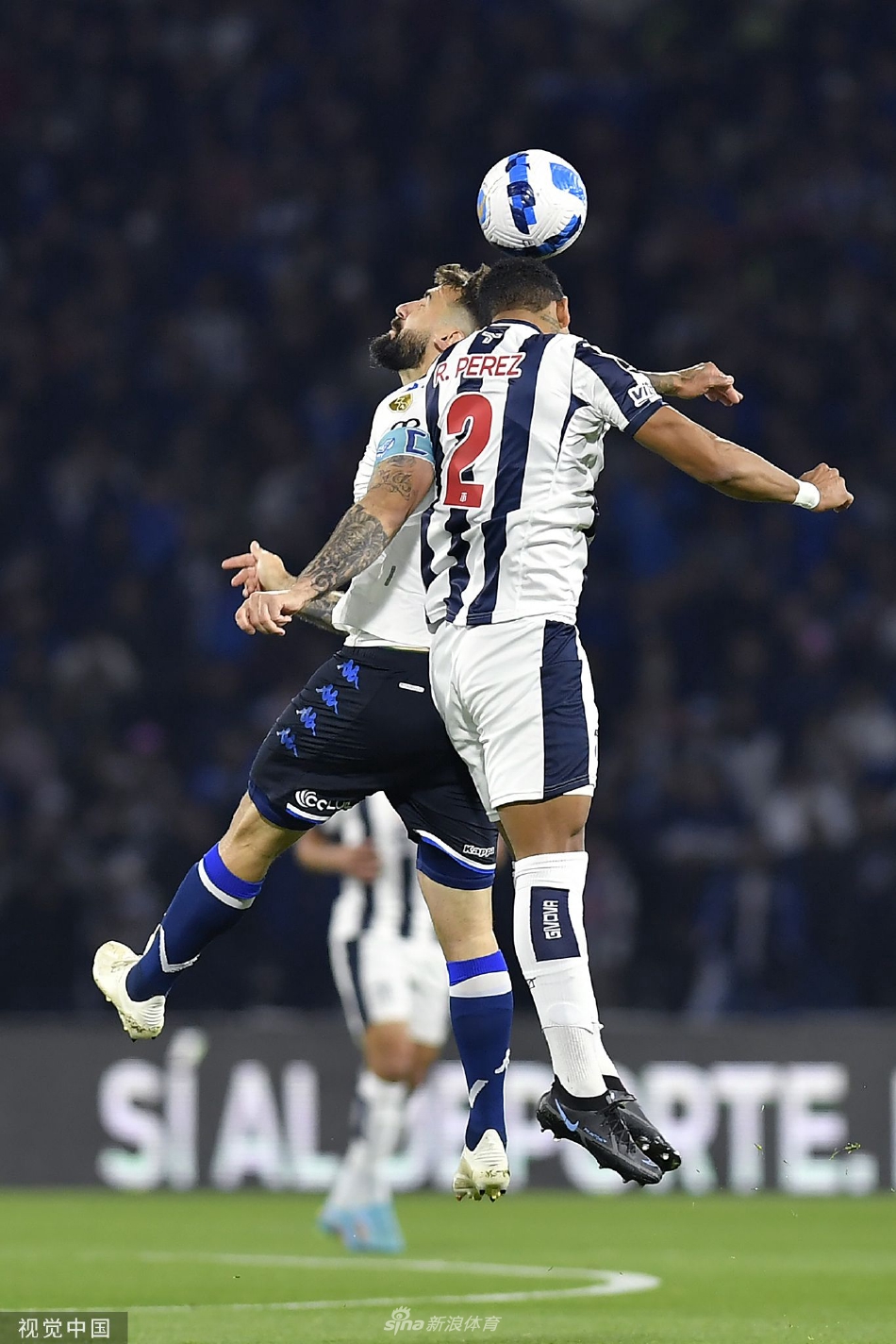 终场哨响，塔列雷斯球员黯然神伤，汗水浸透球衣，背影在璀璨的球场灯光下显得无比落寞与不甘。