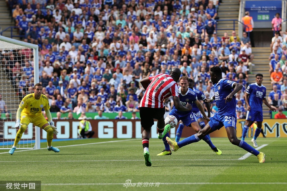 莱斯特城后卫卡斯塔涅进球后狂奔庆祝，他张开双臂，脸上写满狂喜，身后是蜂拥而至准备拥抱他的蓝色队友。