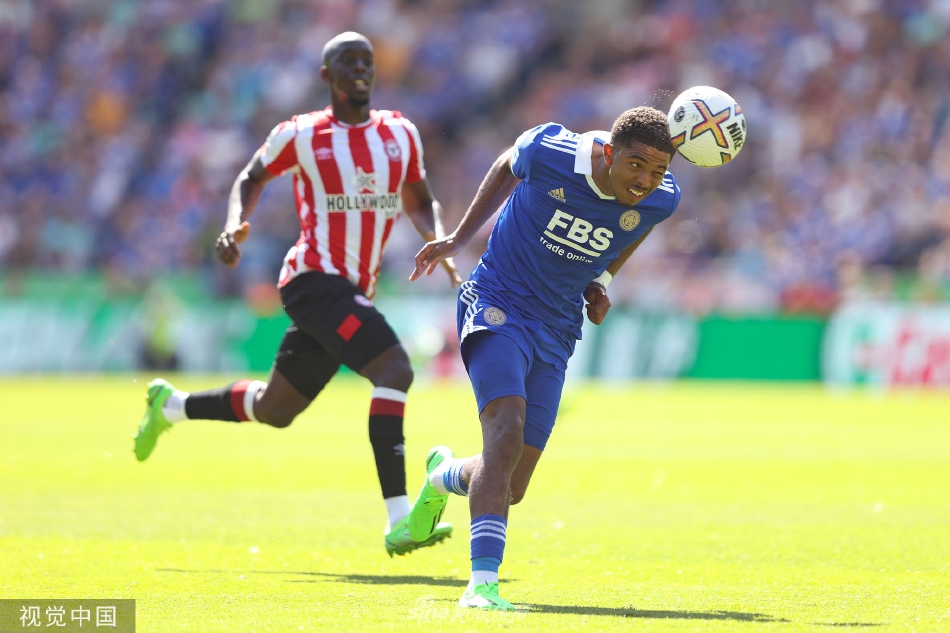 终场哨响，双方球员汗水浸透球衣，相互握手致意，背景中比分牌定格在2-2，记录了这个激动人心而又势均力敌的夜晚。