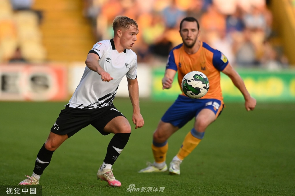 终场哨响后双方球员相互握手致意交换球衣，胜者脸上带着释然的笑容，败者眼中含着不屈的泪水，共同诠释了竞技体育的尊重与友谊