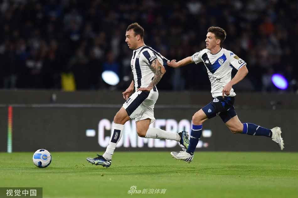 萨斯菲尔德全队在终场后紧紧相拥庆祝胜利，他们围成一圈，笑容与汗水交织，共同分享这艰难而珍贵的时刻。