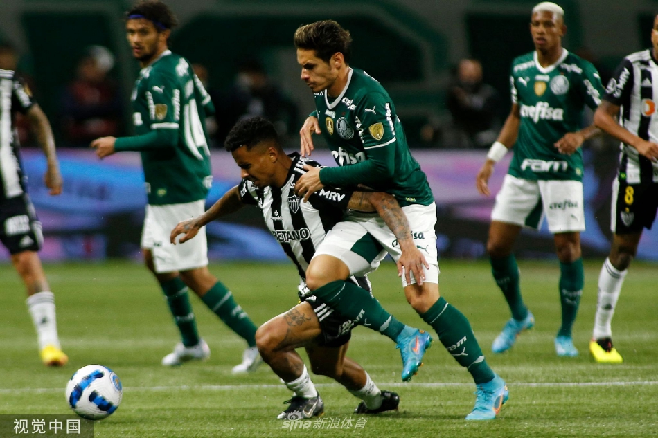 终场哨响瞬间，汗水浸透球衣的球员们神情迥异，胜利的狂喜与失落的苦涩交织，共同构成了竞技体育最真实动人的画面。