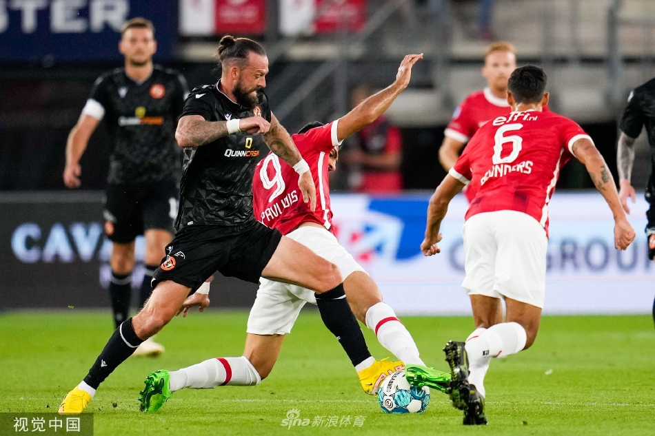 比赛终场哨响，阿尔克马尔球员向主场观众致谢，看台上形成一片沸腾的红色海洋，庆祝晋级下一轮。