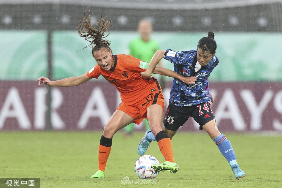日本队门将福田史织飞身跃起，单掌将荷兰队的威胁射门托出横梁