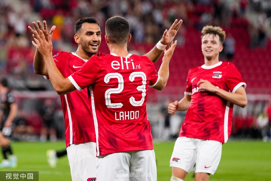 阿尔克马尔球员主罚点球瞬间，全场屏息凝神，只见他冷静推射球门死角，门将判断失误扑向反方向。