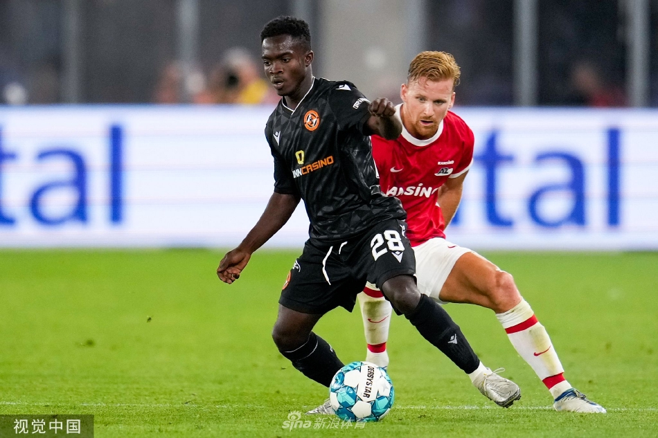 阿尔克马尔中场核心送出精准直塞球瞬间，皮球如手术刀般穿过三名防守球员，找到前插的队友。