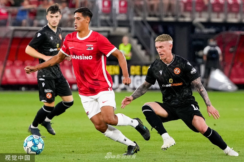 阿尔克马尔球员围成一圈激情相拥庆祝，替补席上的队友也全部冲入场内，场面热烈如夺冠盛典。