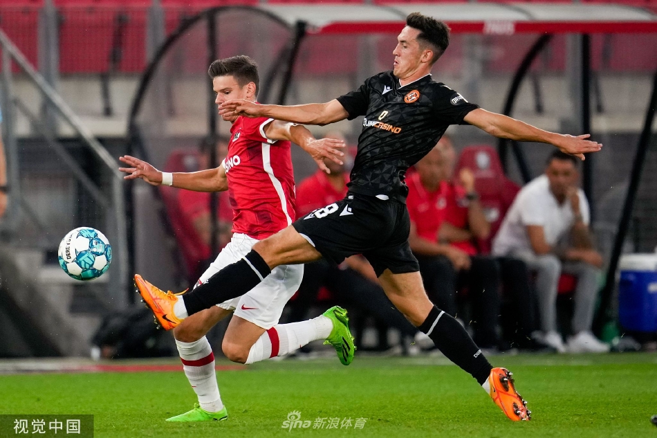 邓迪联门将面对如炮弹般的射门奋力侧扑，指尖虽碰到皮球却无法阻止它飞入网窝，眼神中充满绝望。