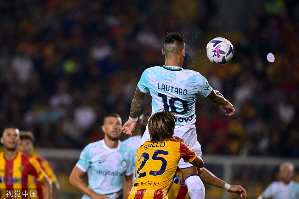 莱切前锋科隆博破门后张开双臂狂奔，主场球迷陷入疯狂