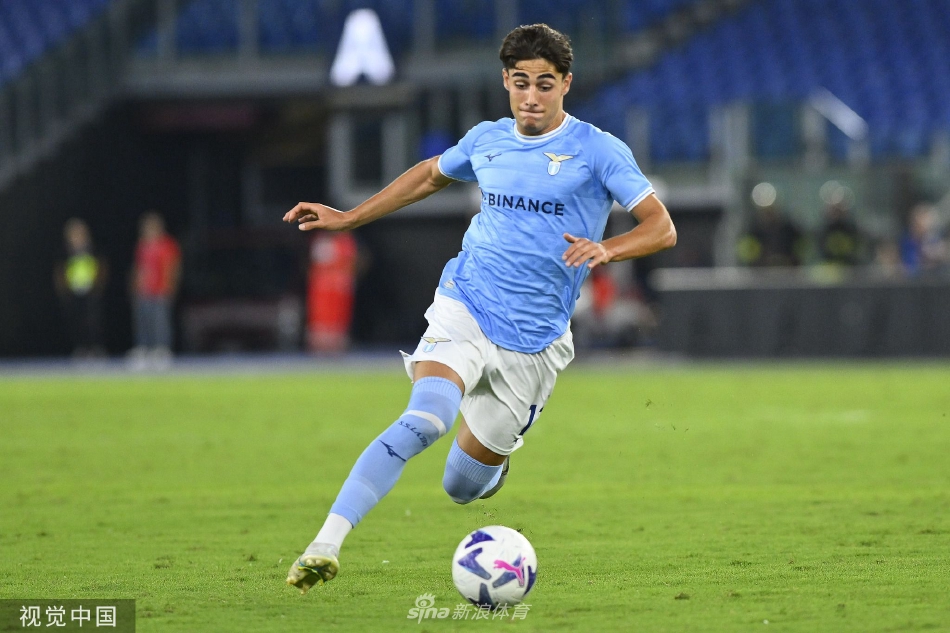 博洛尼亚门将飞身扑救瞬间，身体完全舒展，指尖堪堪触碰到皮球，化解了一次极有威胁的射门。