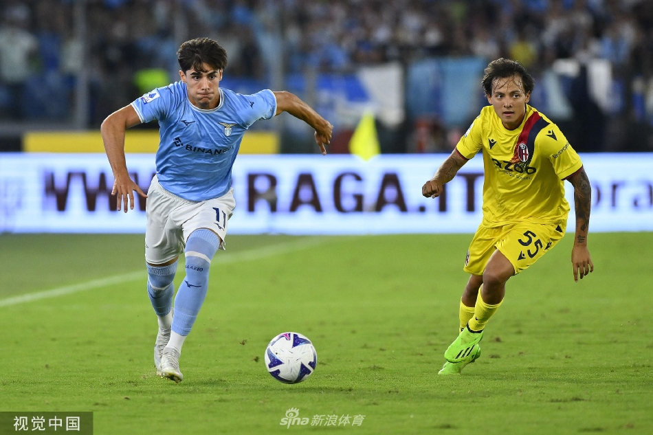 双方球员中场激烈拼抢，寸土不让，尘土飞扬间尽显意甲联赛的身体对抗强度。